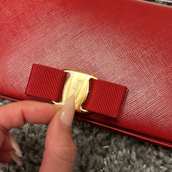 Salvatore Ferragamo Vera Bow crossbody/clutch w/detachable long gold chain - Picture 4 of 12